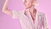 Elle Fanning: Το αγαπημένο της concealer είναι και η δική μας νο1 επιλογή «Έχω πάρα πολλά, γιατί κάθε φορά που περνάω από κάποιο κατάστημα, παίρνω άλλο ένα, υπάρχει σε κάθε μου τσάντα. Το κουβαλάω παντού.»