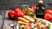Simul: Η γοητευτική μπιστρονομία του Νίκου Θωμά δέκα χρόνια μετά Το Simul, στο Κολωνάκι ετοιμάζεται να γιορτάσει τα δέκα χρόνια λειτουργίας του, όντας πιο ώριμο από ποτέ