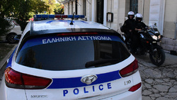 Συνελήφθη μεθυσμένος στρατιωτικός για επικίνδυνη οδήγηση στη Χίο, αντιστάθηκε και προκάλεσε φθορές σε περιπολικό Ελλαδα Συνελήφθη μεθυσμένος στρατιωτικός για επικίνδυνη οδήγηση στη Χίο, αντιστάθηκε και προκάλεσε φθορές σε περιπολικό Δικογραφία αυτόφωρης διαδικασίας σχηματίστηκε και σε βάρος της συνοδηγού του δράστη, για το αδίκημα της εξύβρισης, καθώς με ενέργειές της δυσχέρανε το έργο των αστυνομικών