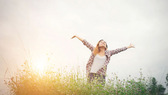 Όταν η ευεξία γίνεται παγίδα: 4 wellness trends που βλάπτουν τον εγκέφαλο Πώς κάποιες σύγχρονες τάσεις ευεξίας μπορούν να επιβαρύνουν τον εγκέφαλο, φέρνοντας τα αντίθετα αποτελέσματα; Ένας παθολόγος σημειώνει 4 λάθη που μπορούμε να αποφύγουμε