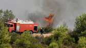 Καλύτερη η εικόνα στην Ηλεία στις 06:00 το πρωί - Φόβοι για αναζωπυρώσεις λόγω των θυελλωδών ανέμων Τη νύχτα η μάχη με τις αναζωπυρώσεις ήταν συνεχής - Δραματικές σκηνές με την απομάκρυνση των κατοίκων - Ισχυρές επίγειες δυνάμεις στο σημείο, ένας άνθρωπος με εγκαύματα στα χέρια μεταφέρθηκε σε νοσοκομείο